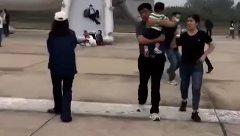 影/驚險！飛到一半「機艙冒煙」...深圳航空緊急返航　旅客倉皇逃命畫面曝