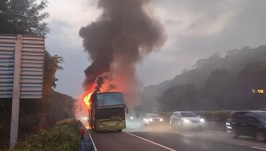 快訊/下班注意！國道一號北上八堵段火燒車　客運陷火海回堵3KM「紫爆」