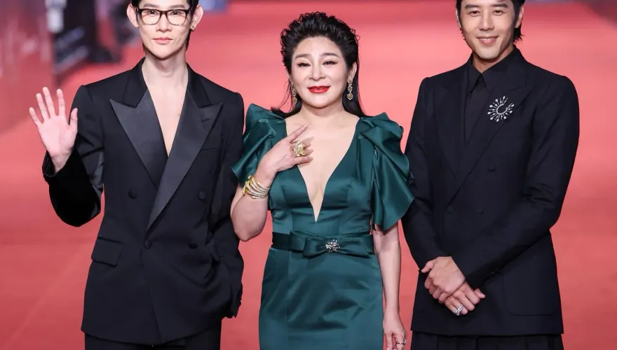金鐘59/火辣登紅毯！王彩樺大開深V露「超兇」事業線　出道40年首入圍感動爆哭