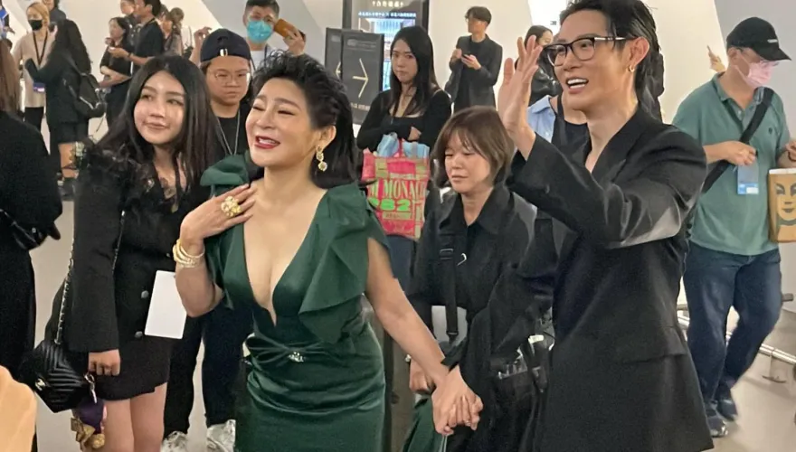 金鐘59/直擊！王彩樺90度倒奶驗夏和熙內褲...陳庭妮用「咬痕」當胡宇威幸運物