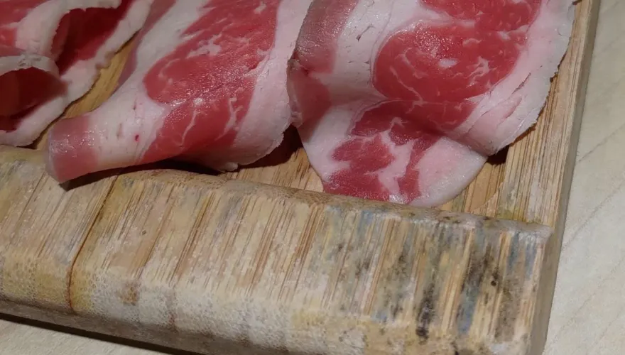 開心吃火鍋驚見「發霉木盤裝生肉」　網友曝超扯理由：店員說是做造型
