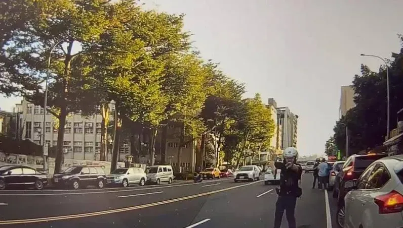 違停買東西！民眾見警察忙開走遭「拔槍警戒」　北市警局長回應了