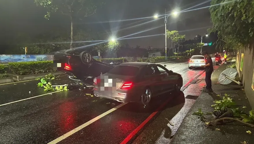 快訊/新北八里汽車失控！自撞分隔島衝對向「翻覆」　駕駛被拋出昏迷送醫