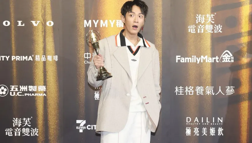 金鐘59/柯震東奪迷你劇集男配角獎！驚喜帶「老婆」上台：讓大家看一下