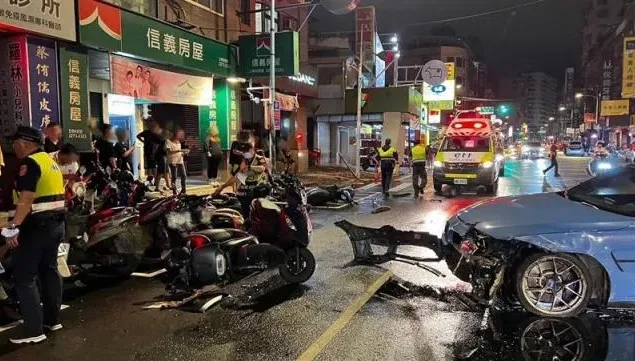 快訊/新北暗夜捷運站前嚴重車禍！土城BMW逆向撞1車　再掃倒14輛機車