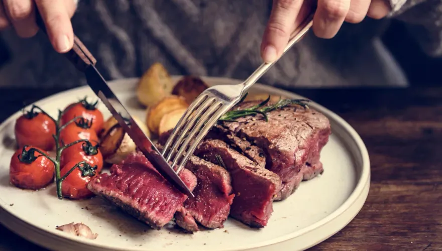 愛吃紅肉「腎功能惡化」風險高40％！　醫揭「四隻腳動物的肉」都算是紅肉