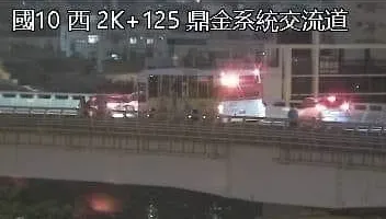 快訊/國道車禍！大客車煞車不及　小客車被撞車體變形、擋風玻璃碎裂