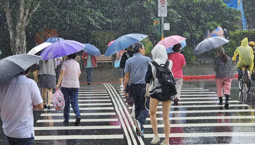 726投票帶傘！西半部週末防雷雨　中南部大雨下到8月