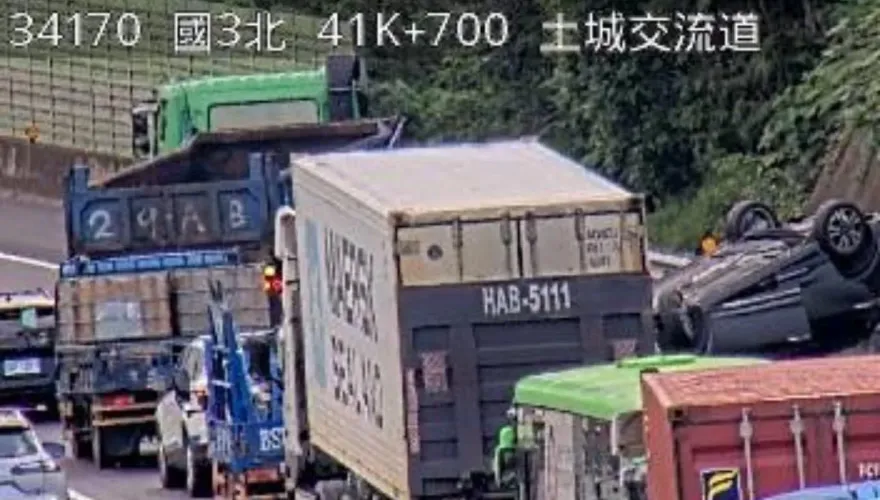 快訊/國道清晨嚴重車禍！　國3北向41.2k多車追撞翻覆...「車體變形傷亡不明」