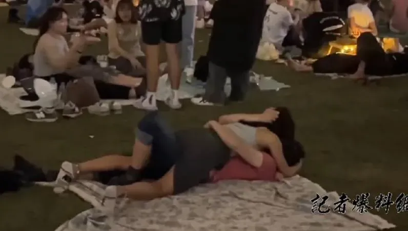 台中爵士音樂節情侶草皮「忘情交纏」半小時　被路人合影成「打卡地標」