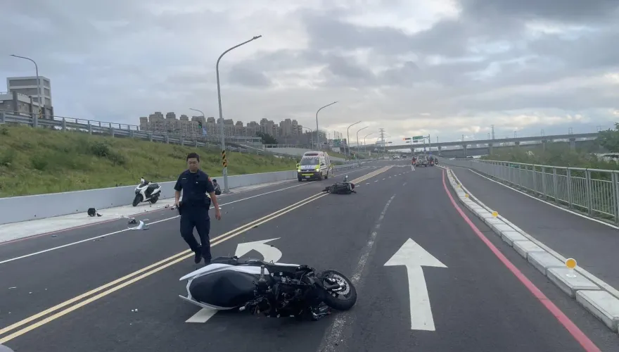 快訊/安全帽都碎了！板橋24歲無照男騎車出事　雙載鄰車遭波及「男死女傷」
