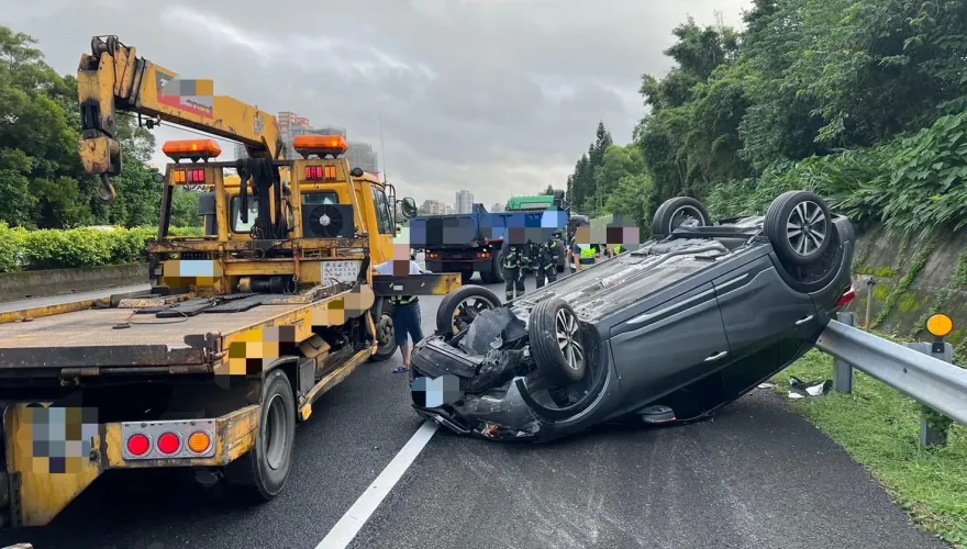 疑變換車道不慎！國3聯結車「失控撞翻小客車」　現場3人受傷送醫
