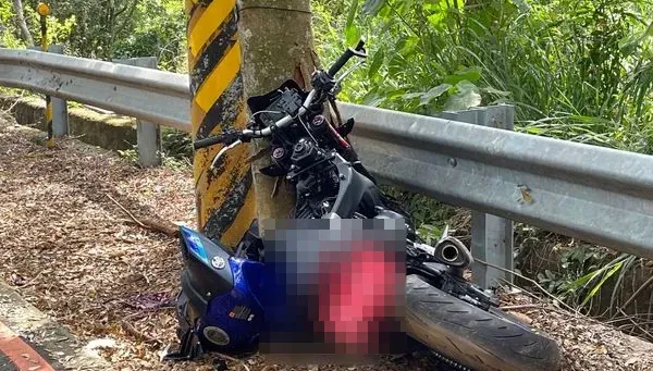 快訊/彰139縣道又出事！20歲軍人過彎撞樹喪命　重機解體地上全是血