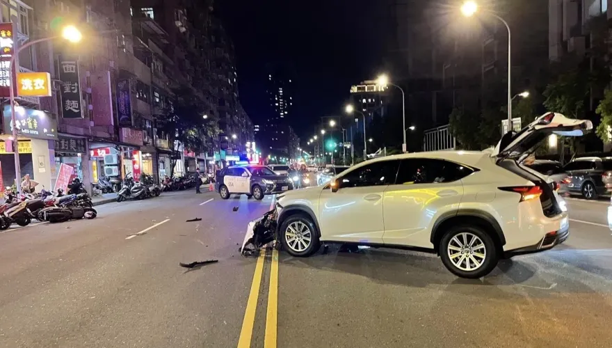 快訊/撞擊瞬間曝！新店三寶LEXUS連跨3車道迴轉　19歲機車騎士遭擊落慘摔
