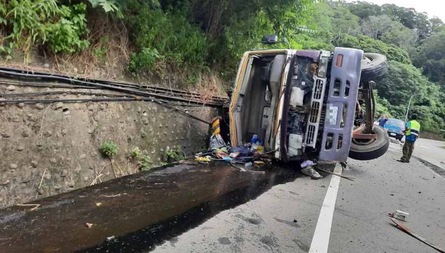 衰！通霄混凝車失控慘翻「2傷」　送醫途中救護車又被攔腰猛撞