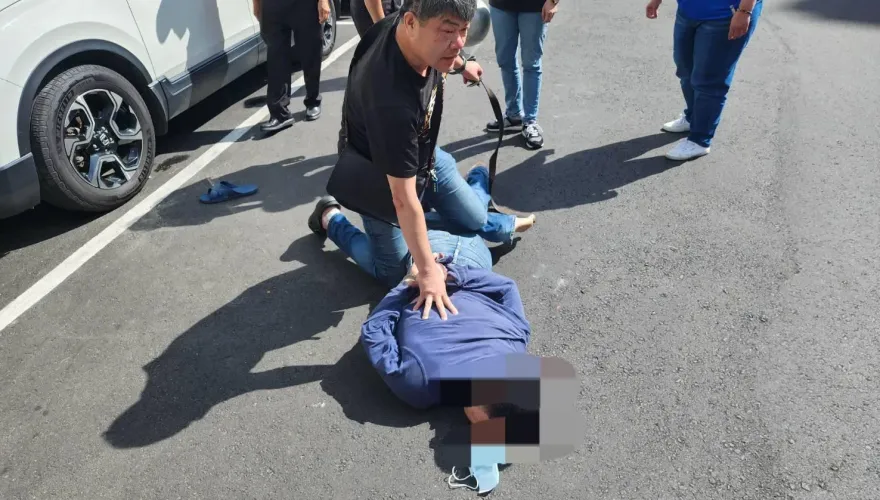 影/你背後有人搶劫！小隊長以為開玩笑　穿便服「被迫上班」大外割制伏搶匪