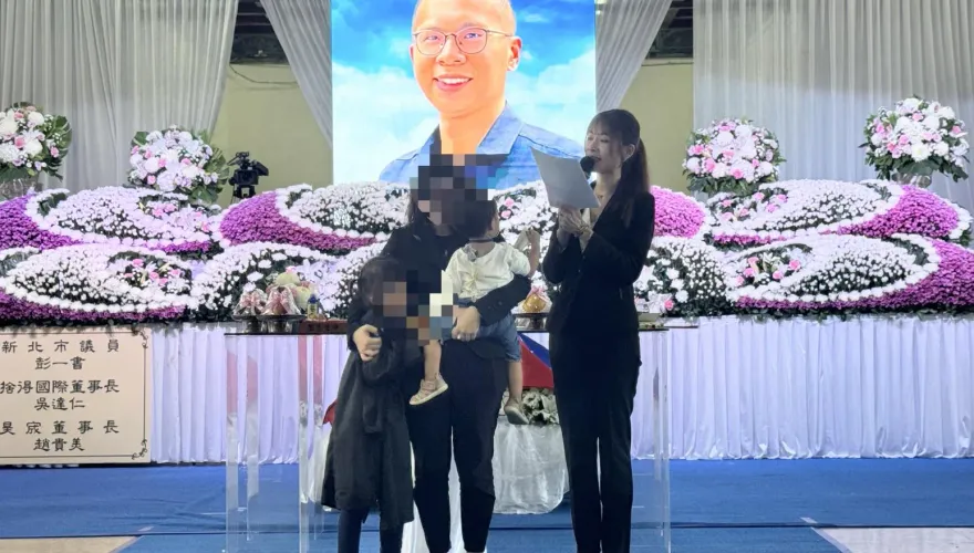 影/肝腸斷！幼女悲喊「拜託老天爺讓爸爸回來」　殉職所長告別式全場催淚