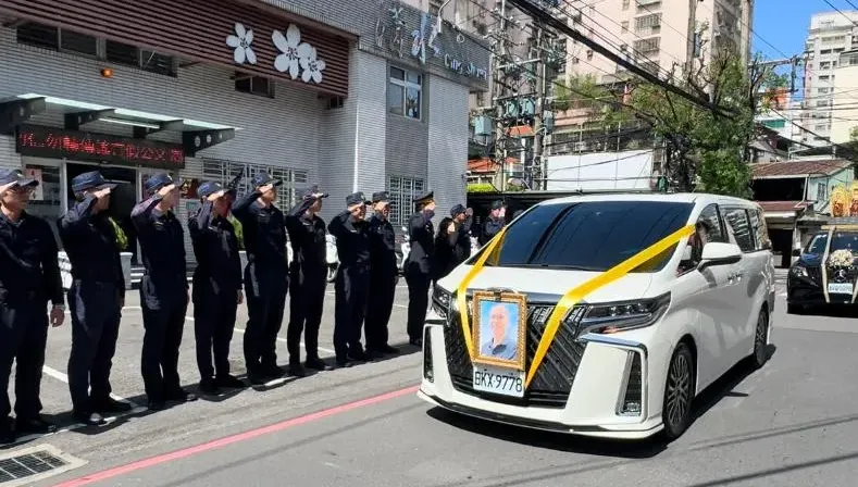 快訊/「任務結束」一路好走！勇所長靈車繞回清水派出所　同僚淚崩送行