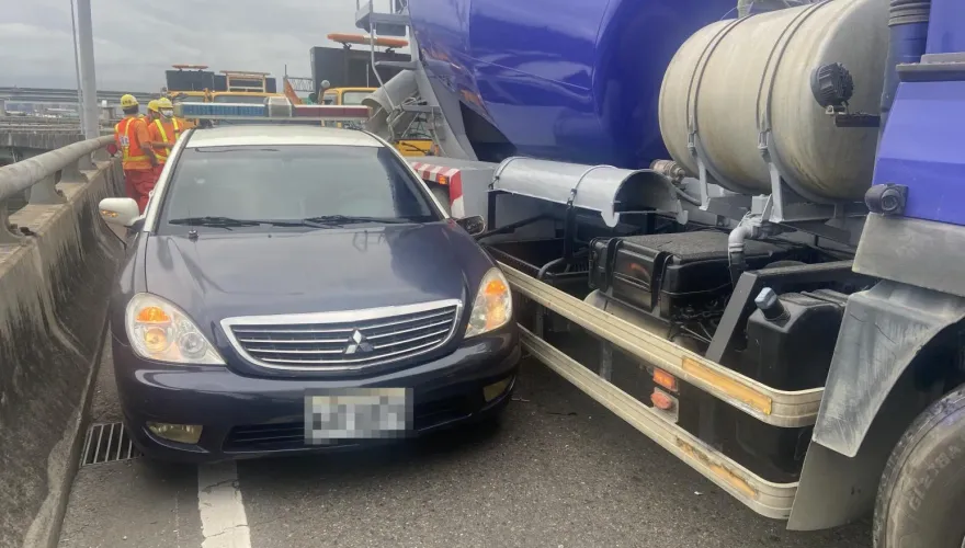 快訊/國1南向五股段驚悚車禍！預拌水泥車猛撞警車　幸無人員傷亡