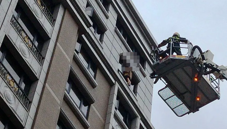 快訊/驚險現場曝！北市女子跨11樓窗台　警消升起雲梯車目擊她墜落氣墊急送醫