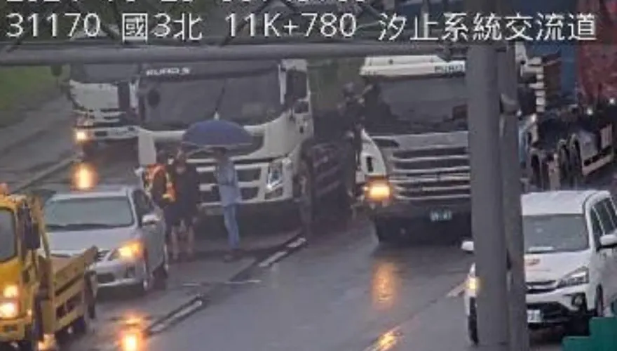 汐止國道也塞爆！國3南向11.2k大雨中多車追撞「時速剩30」