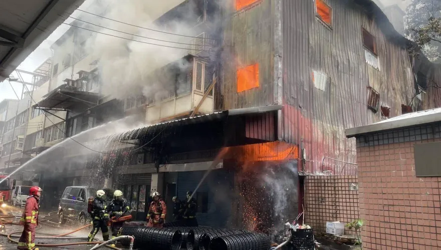 烈焰畫面曝！汐止好市多旁食品工廠大火　交通塞爆破百勇消灌救