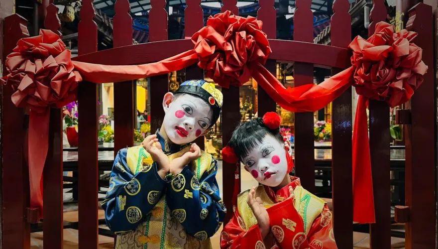 萬聖節扮「金童玉女」跟媽祖合影！還捧「奠」燈籠　惹怒網：可以去殯儀館拍