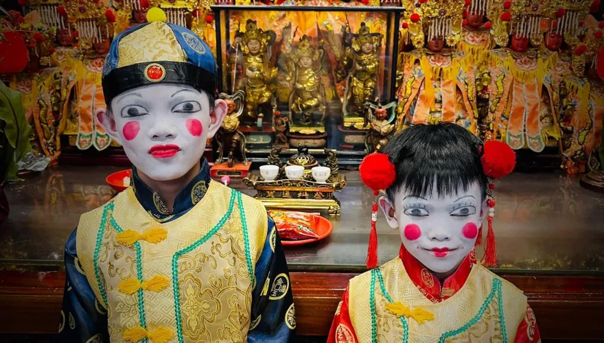 替孩扮「金童玉女」媽祖前擺拍　母急刪文奔廟懺悔：不該如此冒失