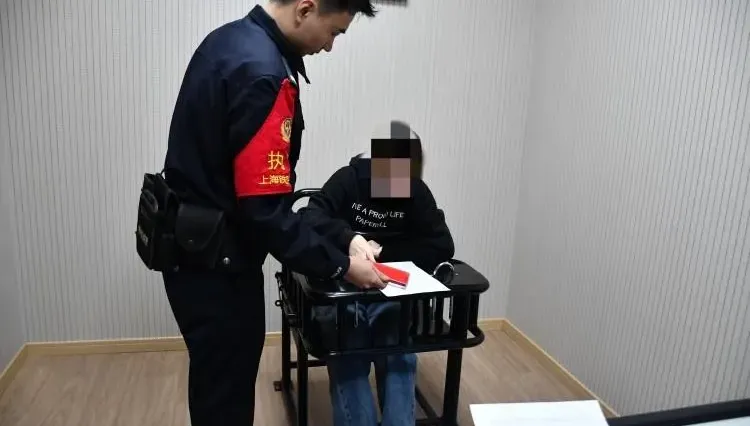 上海女子搭高鐵睡過站　竟砸破防護罩按緊急鈕要求下車