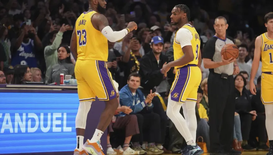 影/見證歷史！詹皇與布朗尼第2節並肩作戰　NBA首對同台父子