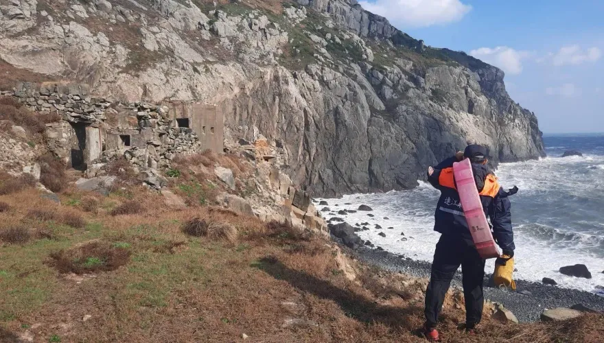 馬祖小紫澳海域陸籍漁工遭漁網拖入海中　海巡全力搜救