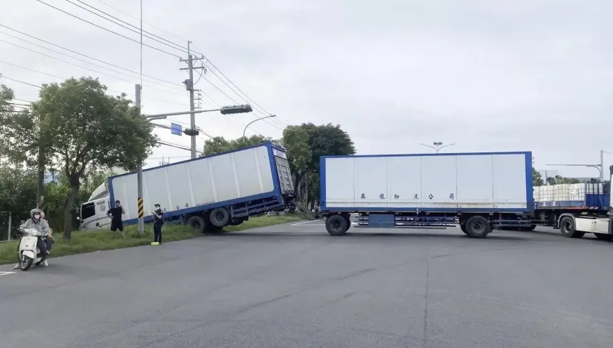 影/台南善化聯結車煞車失控撞圍籬！車身堵滿西拉雅大道變「巨型路障」