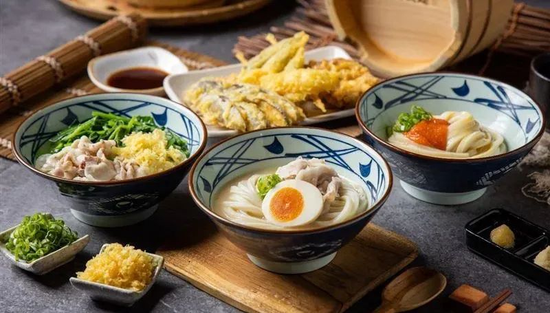 丸亀製麵變裝享「買1送1」！上傳照片抽6千　人氣牛排館「中4碼」送豬肋排