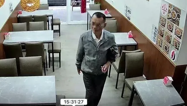 影/就是你！天母酸菜魚名店遭偷 「微禿竊賊騎車落跑」影像曝
