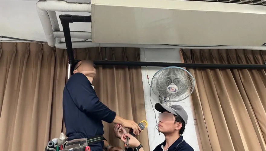 影/疑送風機積塵！高雄某高中冷氣機突爆炸　瀰漫塑膠燒焦味