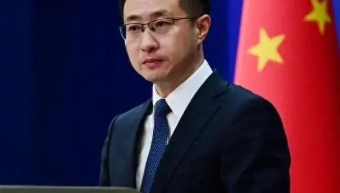 解放軍遼寧號通過台灣海峽　陸外交部：在自己領海行駛再正常不過