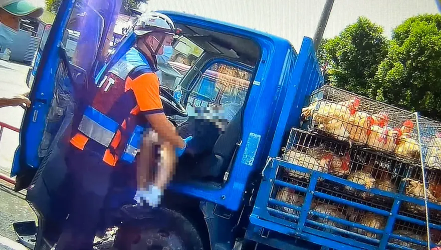 影/驚悚撞擊瞬間曝！麻豆關帝廟自撞車禍　63歲駕駛魂斷電桿下