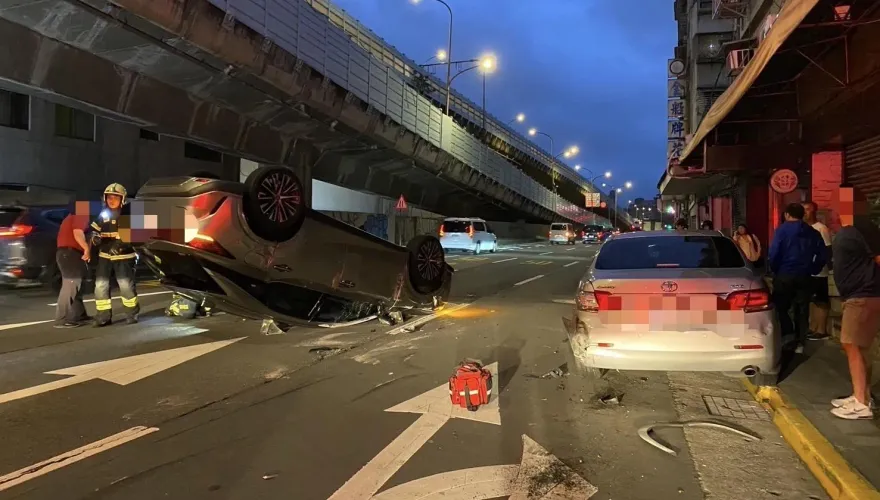 驚險瞬間曝！北市酒駕車禍自小客「翻肚」　駕駛酒測值爆表