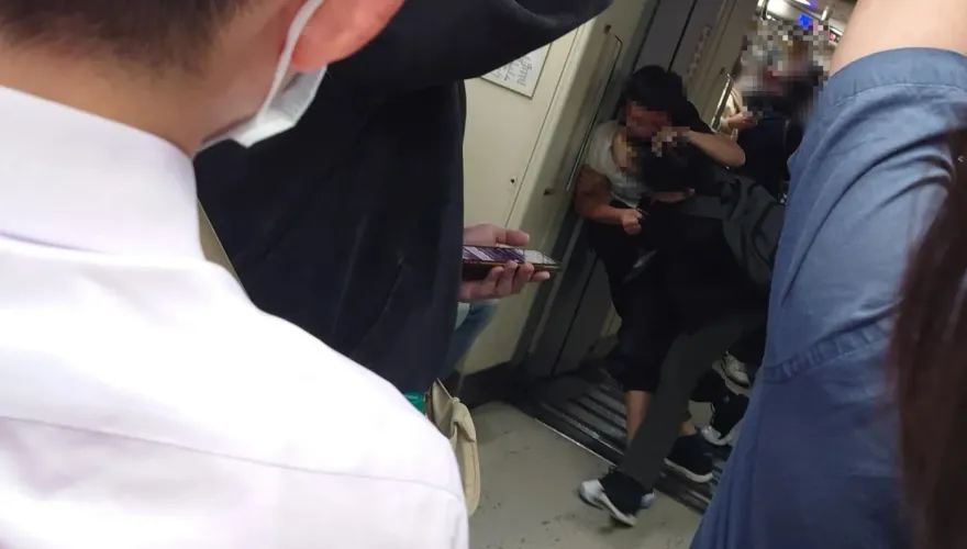 北捷爆肢體衝突！2男板南線江子翠站「打擂臺」　網友：對這站有陰影