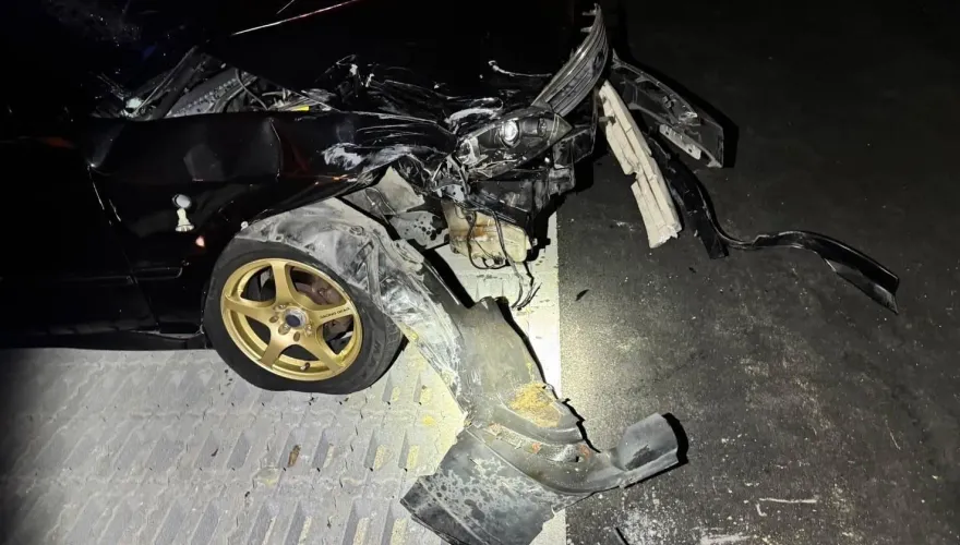 影/驚悚瞬間流出！駕駛拒檢正面猛撞警車　竹警車上搜獲毒品