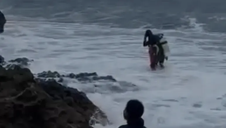 性命當兒戲！墾丁潛水業者不顧海況帶客下水　「浪捲人」驚險畫面曝