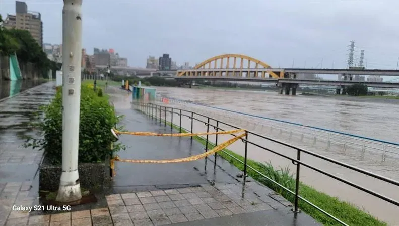 影/豪雨下不停！民眾目擊基隆河水位暴漲　北市水利處：遠離河濱