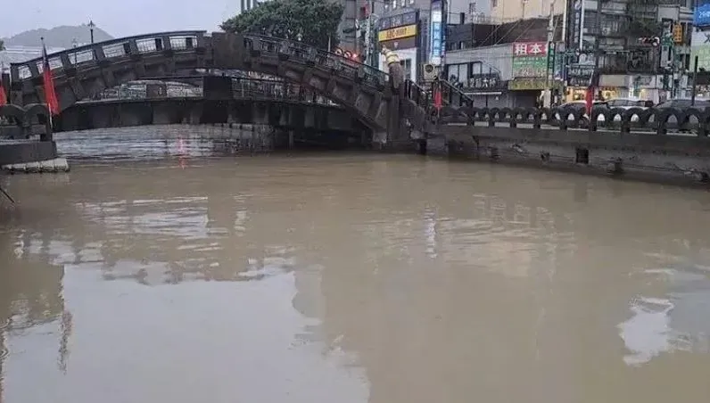 豪雨狂炸北部！擎天崗累積675毫米　基隆河染成黃水