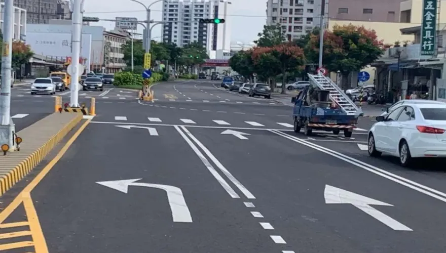 左轉燈沒亮不走算違規？警解釋「無來車就能OK」　一張圖看懂何時走、何時停