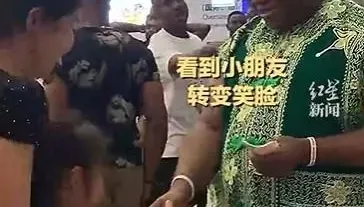 影/尼日酋長廣州機場豪氣發現金　網友：我現在去來得及嗎？