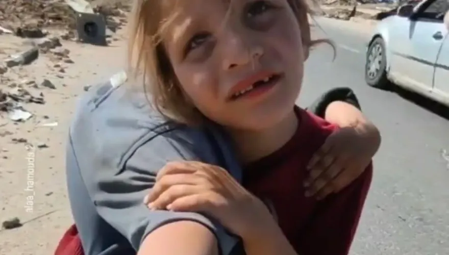影/妹妹被車撞！加薩8歲女童「扛她赤腳走2公里」求醫　記者鼻酸伸援手
