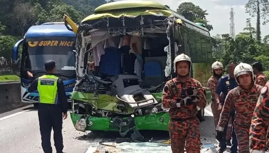 日旅遊團大馬遇劫！遊覽車追撞拖車「車頭破大洞」1死10傷　日女魂斷異鄉
