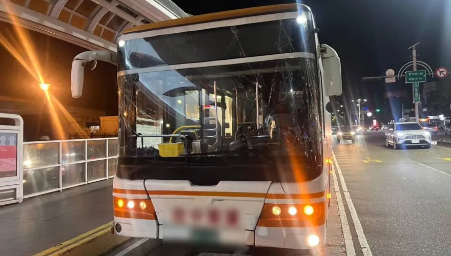 影/駕駛分心又出事了！台中公車「撞分隔島」　乘客摔倒頭部受傷送醫