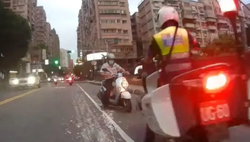 阿伯逆向鑽車陣！一抬頭與重機警「面對面」　網諷：以為他很勇