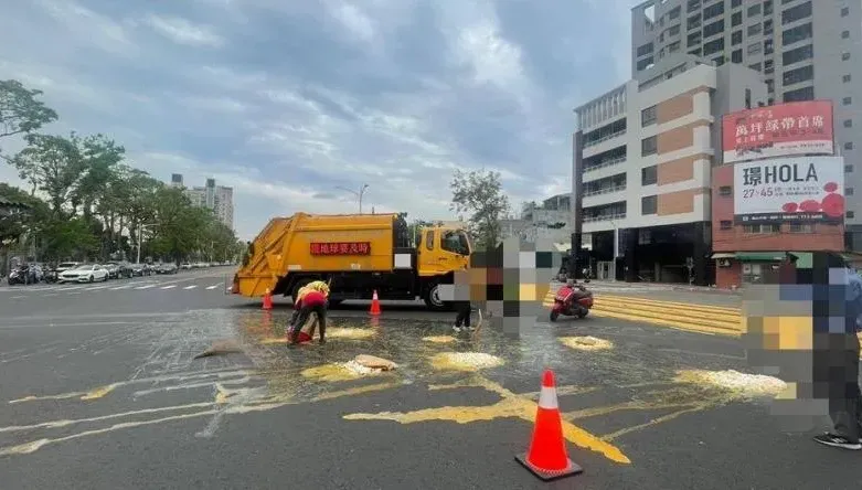高雄蛋液瀑布！貨車轉彎「雞蛋飛撲」砸滿道路　差點殃及輕軌